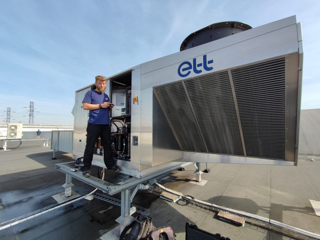 Technicien sur une machine ETT
